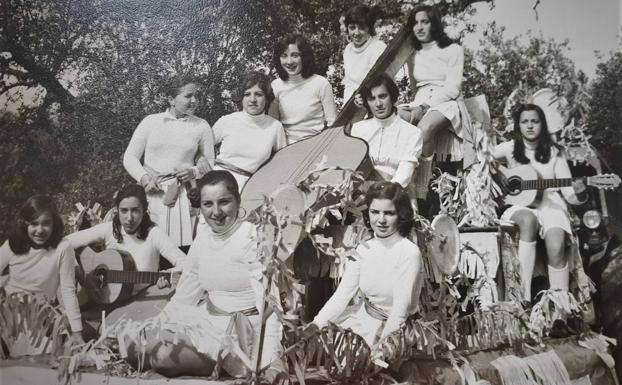 En honor al Patrón realizamos un recorrido por los 50 años del concurso de carrozas
