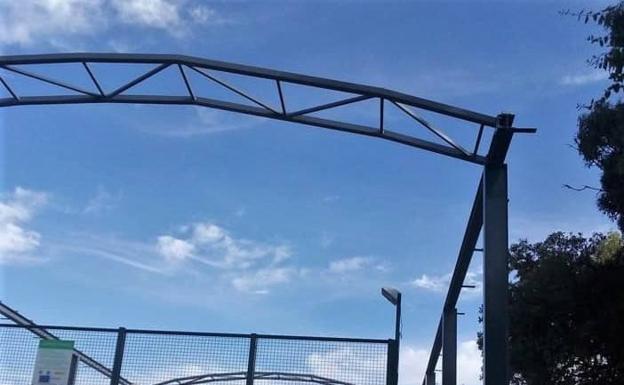 Se retoman las obras de instalación de la cubierta de la pista de pádel