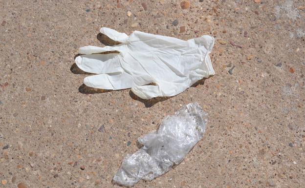La Consejería para la Transición Ecológica recuerda que los guantes y mascarillas se deben tirar al contenedor verde