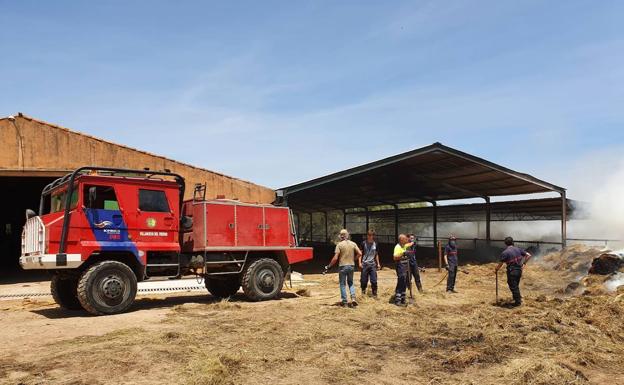 Los Bomberos Voluntarios sofocan el incendio de 28 alpacas en una finca particular