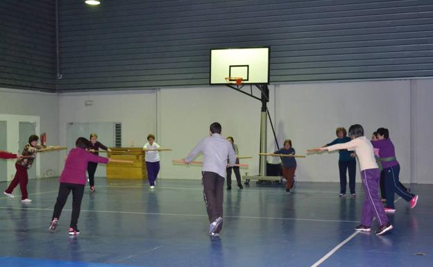 Se reanudan las clases de gimnasia de mantenimiento en el campo de fútbol