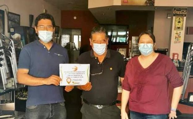 Los locales desinfectados con ozono por el Ayuntamiento ya lucen el distintivo