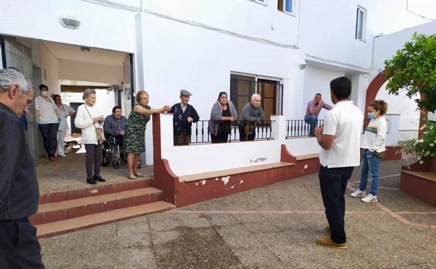 Los usuarios del Centro Residencial de Mayores dan su primer paseo tras casi tres meses de confinamiento
