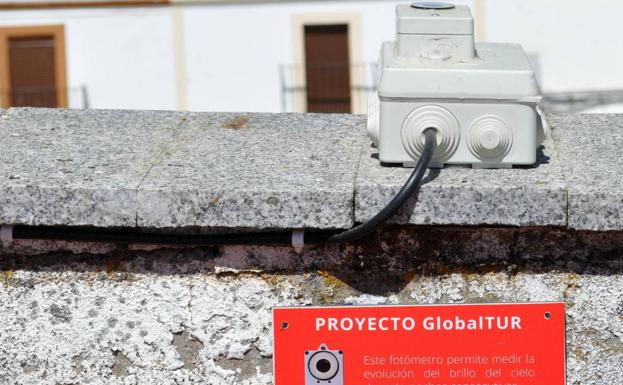 La localidad acoge uno de los fotómetros con los que la Diputación y la Uex analizan la contaminación lumínica