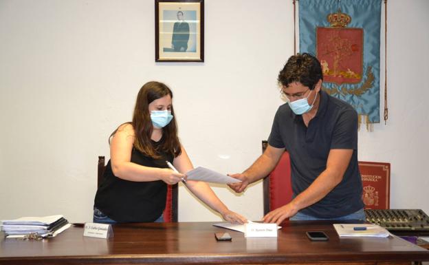 Las formaciones locales del PSOE y del PP firman el pacto de medidas para paliar la crisis del COVID-19