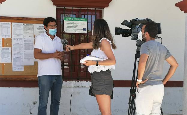 Una cadena de televisión nacional se hace eco de la preocupación de la localidad por el brote de COVID en Reguengos