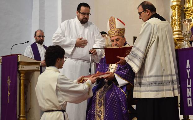 El arzobispado limita la asistencia a la ordenación del diácono José Manuel Álvarez a la estricta familia por el COVID