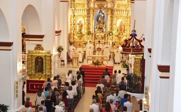 El villanovense José Manuel Álvarez ofició su primera misa en la localidad tras ser ordenado como presbítero