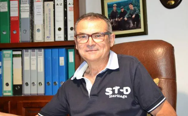 José Antonio Gómez Casado, en el despacho de su casa./ ALMUDENA PARRA