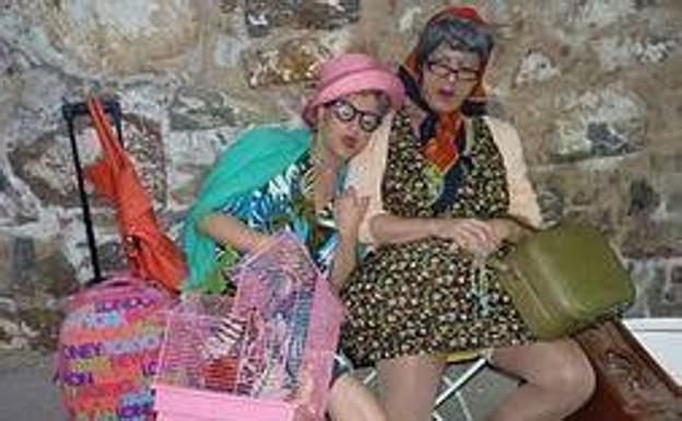 La obra de teatro 'Paulina y Catalina, de oficio peregrinas' llega a la plaza de España