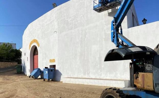 El Ayuntamiento comienza las labores de renovación de pintura y limpieza de la Plaza de Toros
