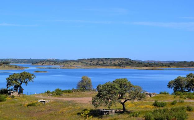 Agricultura adecuará senderos y vías rurales para la homologación de 7 rutas cicloturísticas en Alqueva