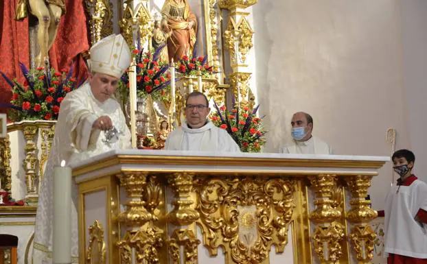 El arzobispo consagró el nuevo altar en el inicio de la novena al Cristo