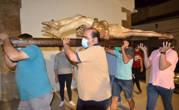 La Cofradía del Cristo recogió 230 kg de alimentos en la ofrenda de la novena