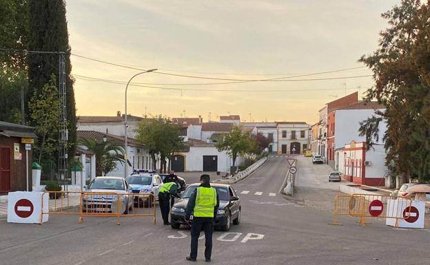 Control de acceso y salida a la localidad en la Avenida de Portugal./ CEDIDA