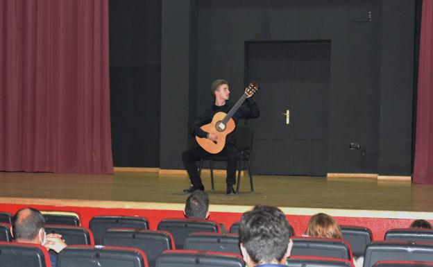 El joven guitarrista Mario Jiménez abrió en la localidad el X Festival Joven