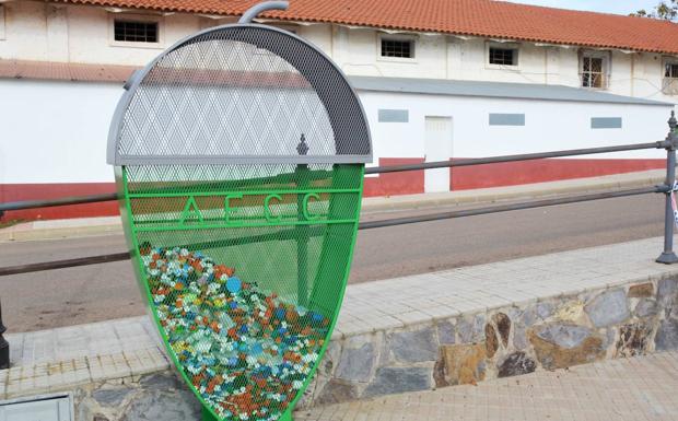 Ayuntamiento y Junta Local de AECC instalan un almacén de tapones