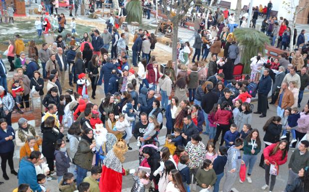 Los niños disfrutarán de la visita de los Reyes Magos desde las puertas y balcones de sus casas
