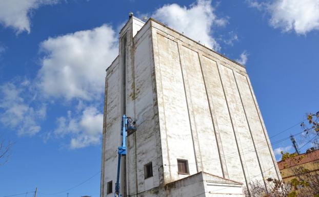 El Ayuntamiento acomete labores de limpieza y pintura en el Silo