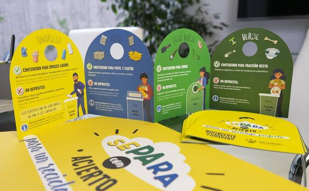 Los vecinos reciben información de la campaña «Separar con acierto para un reciclaje perfecto»