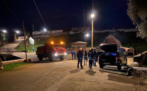 La Policía Local sofoca el incendio de un vehículo en la calle de La Fuente