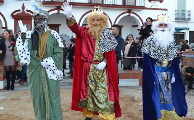 Los Reyes Magos cambian la cabalgata por una visita en el Pabellón Polideportivo