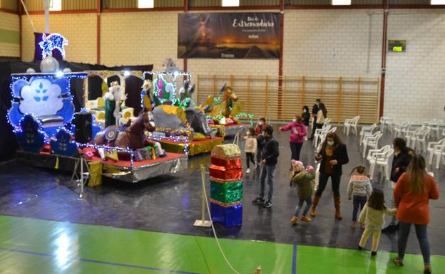 Los niños visitaron emocionados a los Reyes Magos en el Pabellón Polideportivo
