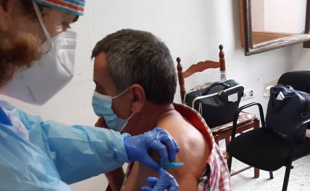 Usuarios y trabajadoras de los Pisos Tutelados reciben la primera dosis de la vacuna