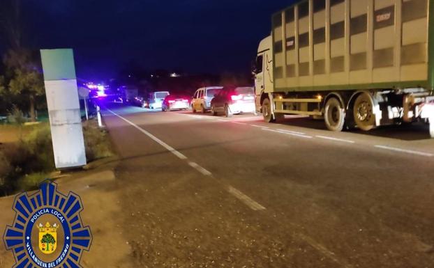 Una larga hilera de vehículos ha hecho cola desde las 7.30h para pasar la frontera
