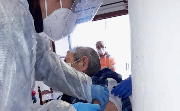 Los usuarios y trabajadoras de los Pisos Tutelados reciben la segunda dosis de la vacuna