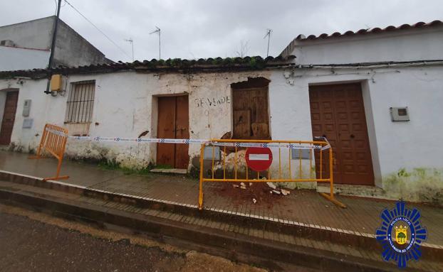 La Policía Local acordona el acerado de una casa por peligro de derrumbe