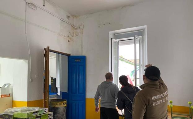 Un equipo de técnicos municipales ha inspeccionado el CEIP y el estado de una gotera debida a las intensas lluvias