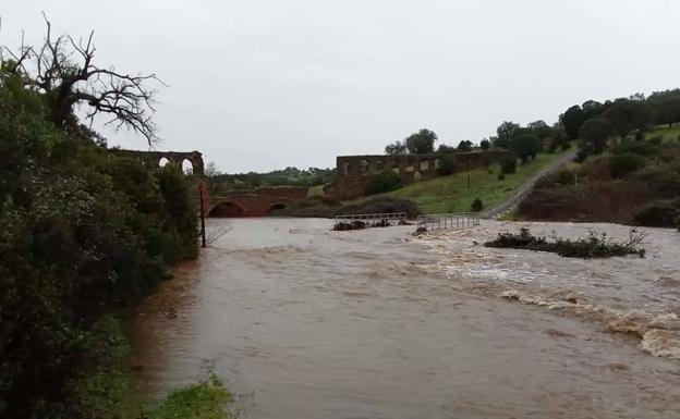 Protección Civil corta el camino de Alconchel por la crecida del Friegamuñoz