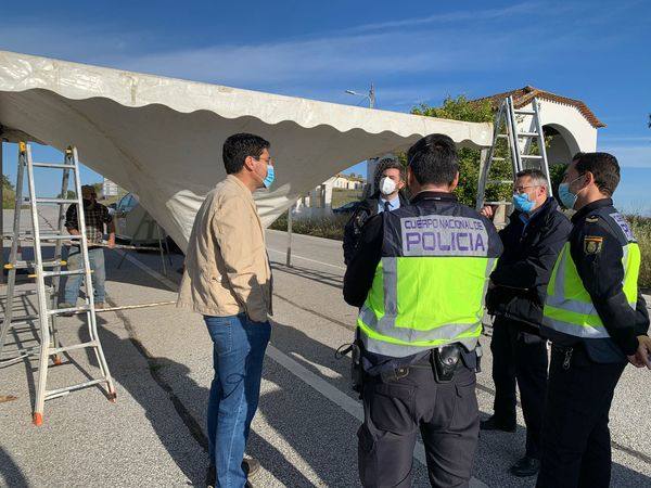 El regidor agradece la labor desarrollada por la Policía Nacional y la G.N.R ante la inminente apertura de la frontera