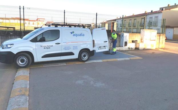 Aqualia prevé extraer más de mil litros de residuos de las alcantarillas e imbornales de Villanueva del Fresno