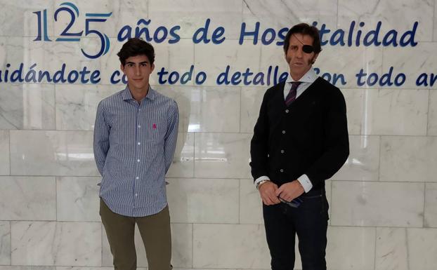 El villanovense Manuel Perera abandona el hospital una semana después de la grave cornada