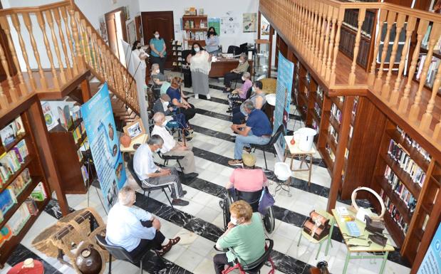 Los usuarios de los Pisos Tutelados realizan su primera salida cultural a una exposición, tras la covid