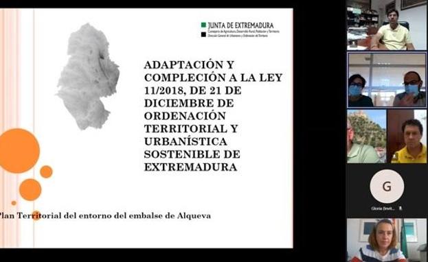La directora de Urbanismo presentó a las alcaldías del entorno de Alqueva la adaptación del plan territorial a la LOTUS