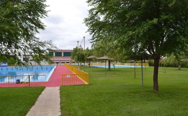 La piscina se mantendrá cerrada unos días por el positivo de un trabajador formativo