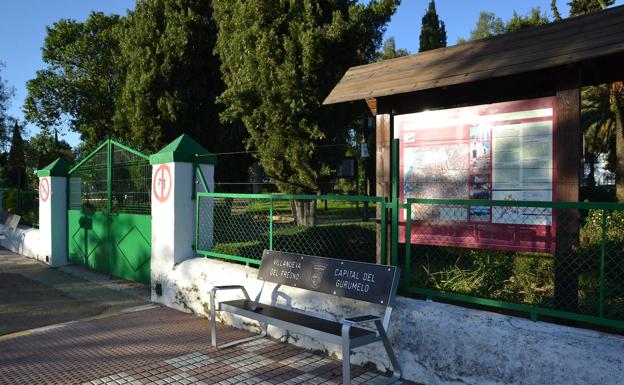 La parada de autobuses se traslada a la puerta del parque del Colegio durante la feria