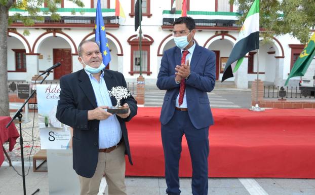 El exalcalde Emilio Gómez Gómez recibió la Encina de Plata por su labor frente a la Alcaldía
