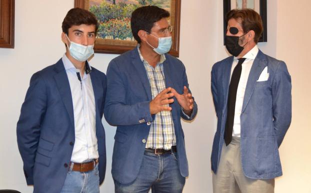 El novillero Manuel Perera y su apoderado Padilla han sido recibidos por el alcalde de la localidad