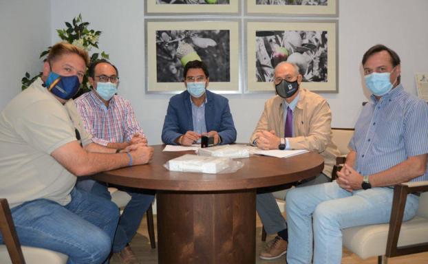El Ayuntamiento firma un convenio con el Colegio veterinario para el registro de mascotas