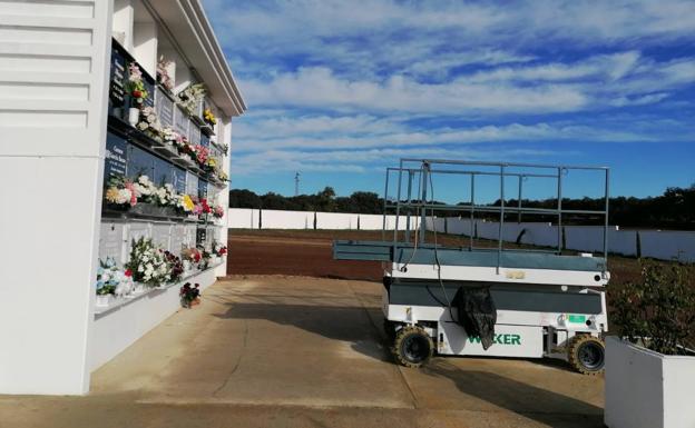 Continúan las mejoras en el cementerio con nuevas zonas ajardinadas y un columbario