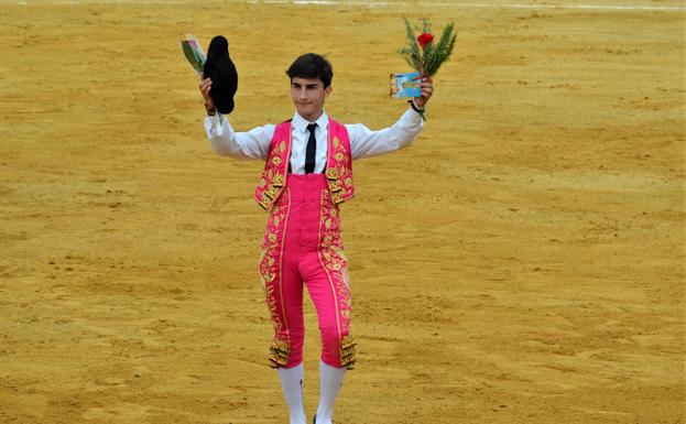 Manuel Perera ha sido galardonado como 'Mejor Novillero con Caballos' y con el 'Racimo de Oro'