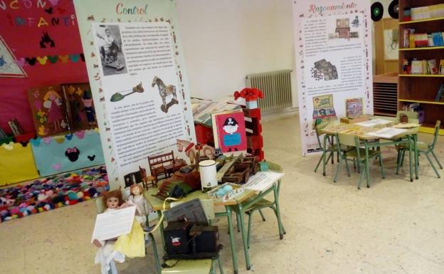 El Museo Etnográfico de Olivenza ha expuesto en el CEIP F.R.P la muestra ¿A qué jugamos?