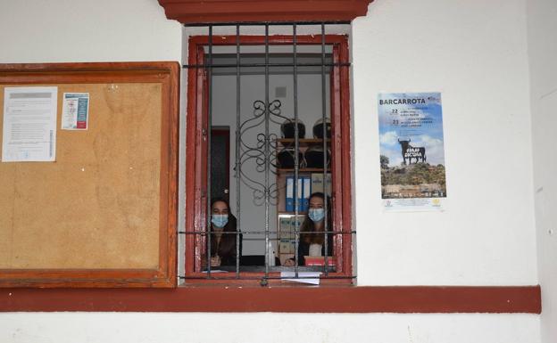 El Ayuntamiento repartirá las acciones pertenecientes al regadío y las placas solares
