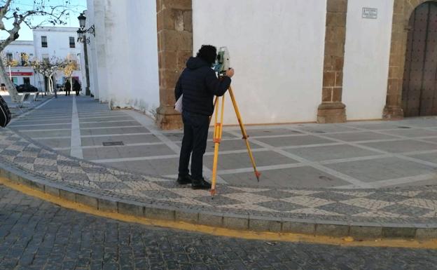 Se desarrolla el estudio topográfico para convertir el entorno de la plaza en plataforma única