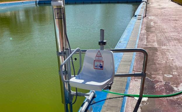 Instalada en la piscina municipal la grúa para personas discapacitadas