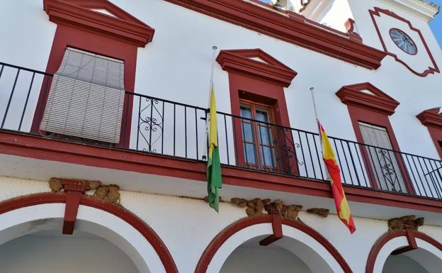 La localidad se une al luto oficial por los marineros fallecidos en Terranova